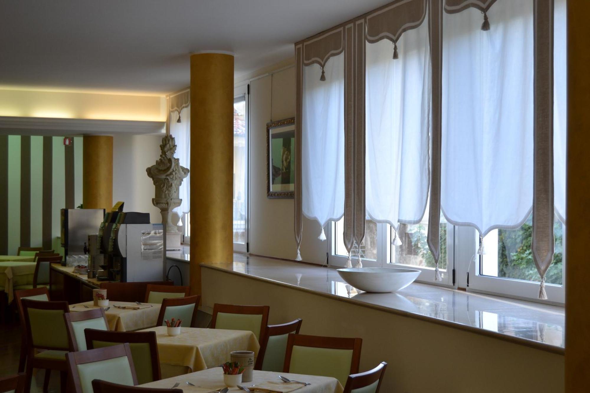 Hotel Due Leoni Сачіле Екстер'єр фото