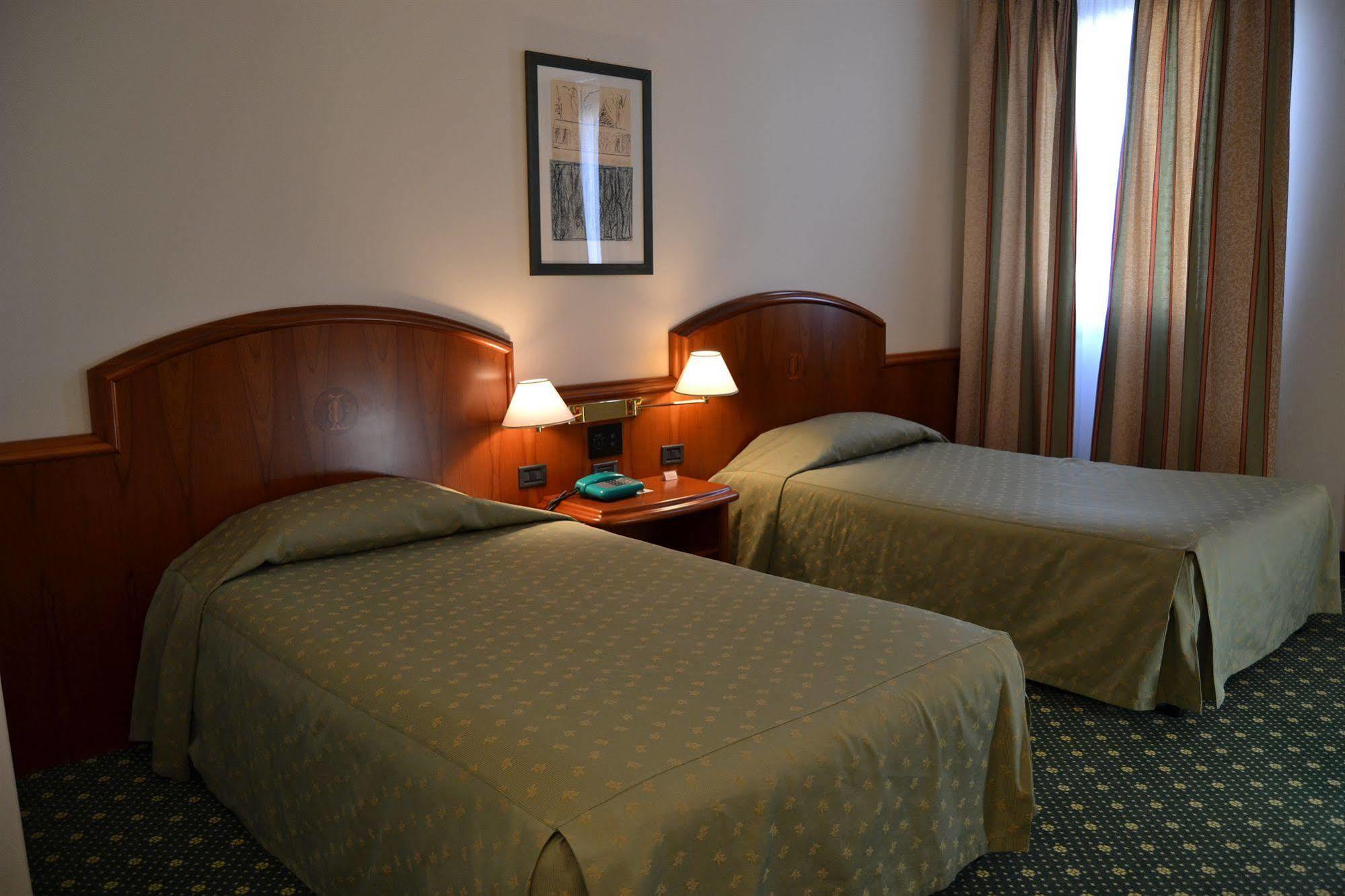 Hotel Due Leoni Сачіле Екстер'єр фото